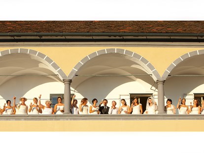 Hochzeit - Hochzeitsessen: À la carte - Österreich - 30 m langer Arkadengang im Freien. Perfekt für Raucher oder Sektempfang im Kastell Stegersbach - Kastell Stegersbach