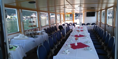 Hochzeit - Umgebung: in den Bergen - Oberösterreich - Tortenanschnitt am Fahrgastschiff "St. Nikolaus" - Schifffahrt Loidl