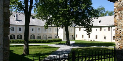 Hochzeit - Trauung im Freien - Rastenfeld (Rastenfeld) - Schlosshof - Schloss Ottenschlag