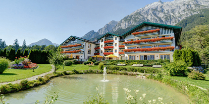 Hochzeit - Umgebung: mit Seeblick - Innsbruck - Berge und Bio-Badeteich - Alpenhotel Speckbacher Hof