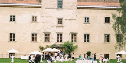 Hochzeit - Trauung im Freien - Pressbaum - Feiern Sie Ihre Hochzeit auf Schloss Walpersdorf.
Foto © melanienedelko.com - Schloss Walpersdorf
