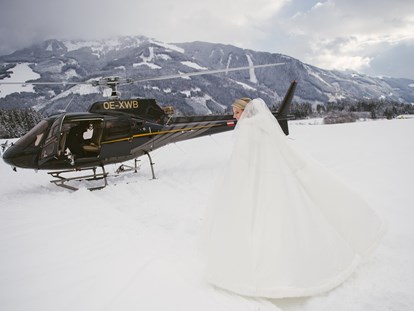 Hochzeit - Wickeltisch - Zell am See - Braut reist im Helikopter an  - Schloss Prielau Hotel & Restaurants