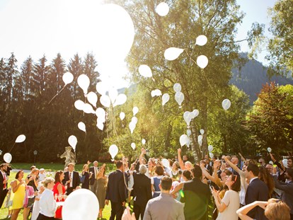 Hochzeit - Art der Location: Restaurant - Balloons fliegen lassen bringt Glück! - Schloss Prielau Hotel & Restaurants