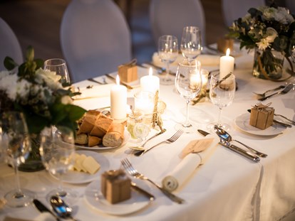 Hochzeit - Art der Location: Eventlocation - romantische Tischdekoration - Schloss Prielau Hotel & Restaurants