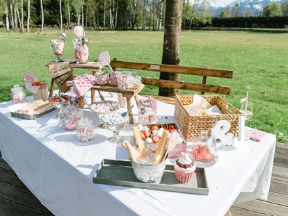 Hochzeit - Umgebung: im Park - Leogang - süßes Buffet im Schlossgarten - Schloss Prielau Hotel & Restaurants
