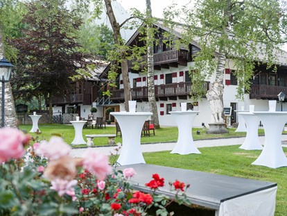 Hochzeit - Hochzeits-Stil: Urban Chic - Stehtische für Empfang im Schlossgarten - Schloss Prielau Hotel & Restaurants