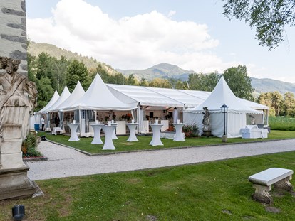 Hochzeit - Wickeltisch - elegantes Zelt im Schlossgarten - Schloss Prielau Hotel & Restaurants