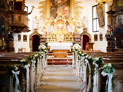 Hochzeit - Umgebung: mit Seeblick - Österreich - Heiraten in der Kirche neben Schloss Prielau - Schloss Prielau Hotel & Restaurants