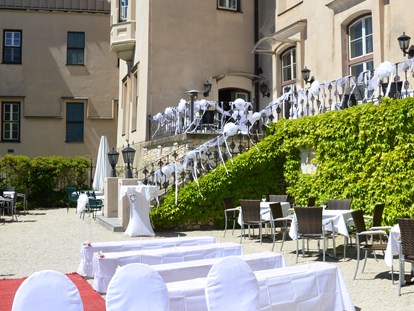 Hochzeit - Umgebung: im Park - Heiraten im Freien auf Schloss Wolfsberg  - Schloss Wolfsberg