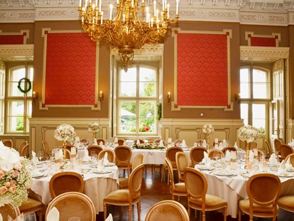 Hochzeit - Frühlingshochzeit - Der Rote Saal auf Schloss Wolfsberg bietet bis zu 110 Personen Platz  - Schloss Wolfsberg