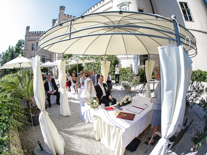Hochzeit - Art der Location: Restaurant - Trauung im Freien auf Schloss Wolfsberg  - Schloss Wolfsberg