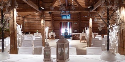 Hochzeit - Umgebung: in den Bergen - Kaltenbach (Kaltenbach) - Standesamt in der Tenn winterlich dekoriert - Bergbauernmuseum z'Bach