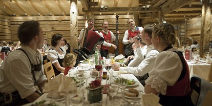Hochzeit - Trauung im Freien - Niederau (Wildschönau) - gute Stimmung, die Gäste fühlen sich wohl - Bergbauernmuseum z'Bach