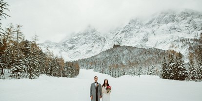 Hochzeit - Hunde erlaubt - Garmisch-Partenkirchen - Die verschneite Landschaft bietet eine tolle Kulisse für unvergessliche Hochzeitsfotos. - Gamsalm Ehrwald 