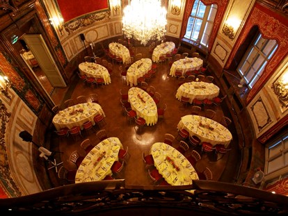 Hochzeit - Kirche - Ovaler Saal mit ovalen Dinnertischen - Palais Daun-Kinsky