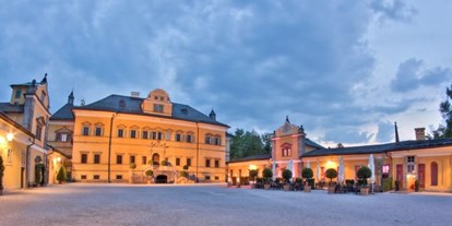 Hochzeit - Art der Location: Gasthaus - Krispl - Außenansicht. Schloss Innenhof. Abenddämmerung - Gasthaus zu Schloss Hellbrunn