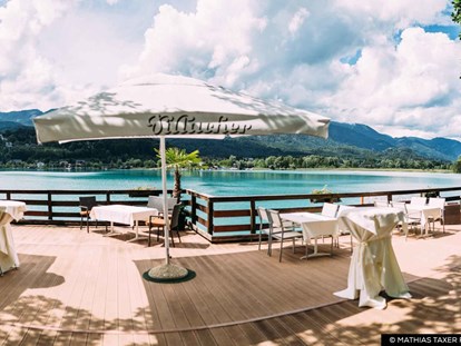Hochzeit - Umgebung: mit Seeblick - Romantischer Augenblick an der Bootsanlegestelle - Inselhotel Faakersee - Inselhotel Faakersee