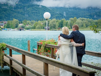 Hochzeit - nächstes Hotel - romantischer Augenblick an der Bootsanlegestelle - Inselhotel Faakersee - Inselhotel Faakersee