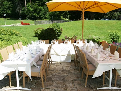 Hochzeit - Hochzeitsessen: 3-Gänge Hochzeitsmenü - Bodensdorf (Steindorf am Ossiacher See) - Hochzeitstafel im Kastaniengarten - Inselhotel Faakersee - Inselhotel Faakersee