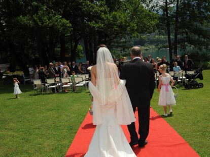 Hochzeit - Umgebung: am See - Österreich - Die Braut schreitet zur Zeremonie - Inselhotel Faakersee - Inselhotel Faakersee