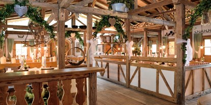 Hochzeit - Art der Location: Waldhochzeit - Tiroler Unterland - WiesnHÜTTE Innenansicht - Feuriger Tatzlwurm