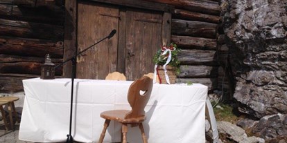 Hochzeit - Salzburg - Heiraten auf der Unterhofalm in Filzmoos. Auf Wunsch auch vor dem Felsen,
neben dem Stall - Unterhofalm