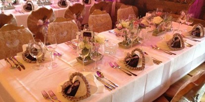 Hochzeit - Kinderbetreuung - Hallstatt - Heiraten auf der Unterhofalm in Filzmoos. Tischkarte mit Herz - Unterhofalm