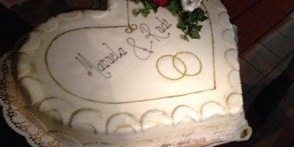 Hochzeit - Umgebung: am Land - Obertauern - Heiraten auf der Unterhofalm in Filzmoos. Hochzeitstorte mit Frischblumen deko - Unterhofalm