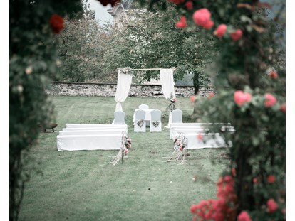 Hochzeit - Art der Location: privates Anwesen - 2020 Standesamtliche Trauung im Schlossgarten - floral design Cookie's Blumenbinderei - Schloss Greifenburg