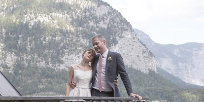 Hochzeit - Trauung im Freien - Oberösterreich - couple at terrasse penthouse - Hallstatt Hideaway