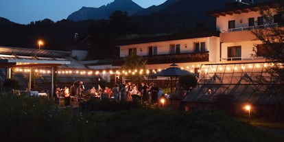Hochzeit - Trauung im Freien - Vorarlberg - Unser Innenhof bei Nacht. - Blumen Kopf - 1er Hus