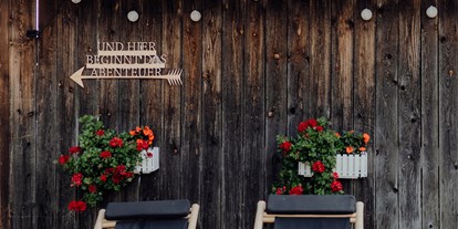 Hochzeit - Standesamt - Zettling - Entspannt während der Hochzeit bei einem kühlen Blonden in der Gartenoase des Herkhof. - Herkhof