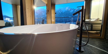 Hochzeit - Trauung im Freien - Vorarlberg - Badewanne im Penthouse des Alpstadt Lifestyle Hotels (direkt mit dem Saal verbunden).  www.alpstadt.com - Fohren Saal Bludenz
