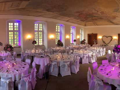 Hochzeit - Personenanzahl - Unser Festsaal bietet Platz für bis zu 140 Personen. - Schlossgastronomie Herten