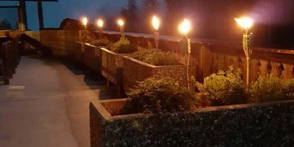 Hochzeit - Parkplatz: kostenlos - Wattens - Romatische Beleuchtung am Abend - Herzebner Alm