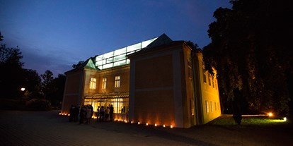 Hochzeit - Umgebung: in einer Stadt - Oberösterreich - Das Bergschlößl Linz bei Nacht.
Foto (c) sandragehmair.com - Bergschlößl