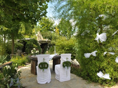 Hochzeit - Art der Location: Wintergarten - Zeremonie beim Wasserfall - Eventgasthof Feichthub