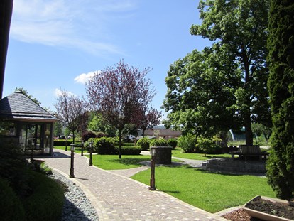 Hochzeit - Umgebung: im Park - Eingang mit Garten - Eventgasthof Feichthub
