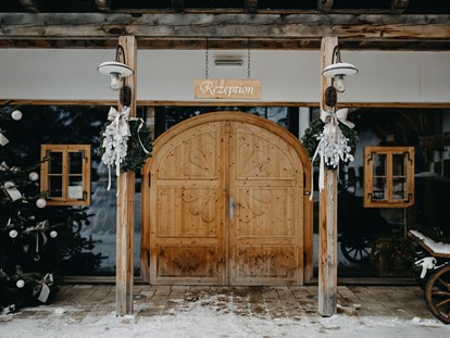 Hochzeit - Umgebung: in den Bergen - Winterhochzeit - Almdorf Seinerzeit