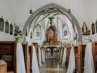 Hochzeit - Hochzeits-Stil: Fine-Art - Linz (Linz) - direkt angrenzende, charmante Dorfkirche in Berg - GANGLBAUERGUT