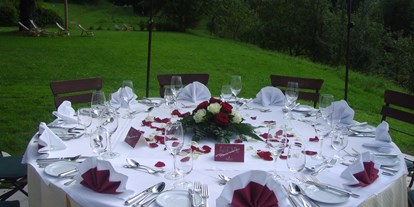 Hochzeit - Preisniveau: hochpreisig - Munderfing - Hochzeitstafel im Grünen - Romantik Hotel & Restaurant "DIE GERSBERG ALM"