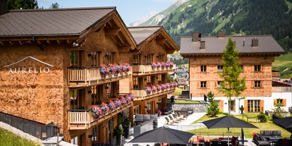 Hochzeit - Parkplatz: kostenlos - Arlberg - Außenansicht im Sommer - Hotel & Chalet Aurelio