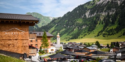 Hochzeit - Frühlingshochzeit - St. Anton am Arlberg - Außenansicht im Sommer - Hotel & Chalet Aurelio