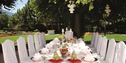 Hochzeit - Hochzeits-Stil: Fine-Art - Finkenberg - Eine Hochzeitstafel im Freien im Gartenhotel Maria Theresia. - Gartenhotel Maria Theresia****