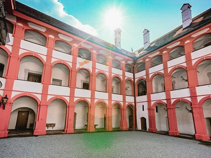 Hochzeit - Umgebung: im Park - Hochsteiermark - Schlossinnenhof - Schloss Pernegg