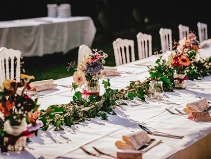 Hochzeit - Hochzeitsessen: Catering - Tafel auf der Terrasse  - Schloss Pernegg