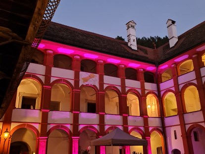 Hochzeit - nächstes Hotel - Schlossinnenhof  - Schloss Pernegg