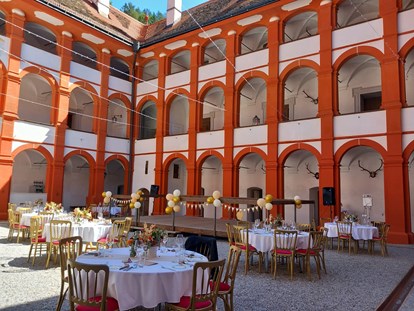 Hochzeit - Hochzeitsessen: Catering - Schlossinnenhof mit Tanzbühne  - Schloss Pernegg