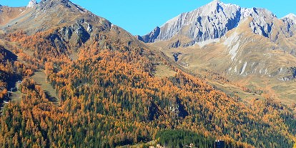 Hochzeit - Parkplatz: kostenlos - Osttirol - Gradonna Gesamtansicht im Herbst - Gradonna ****s Mountain Resort Châlets & Hotel