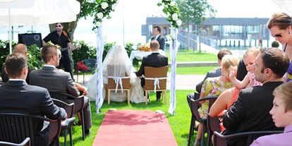 Hochzeit - Umgebung: mit Seeblick - Lochau - Hochzeitszeremonie im Garten - Seehotel am Kaiserstrand